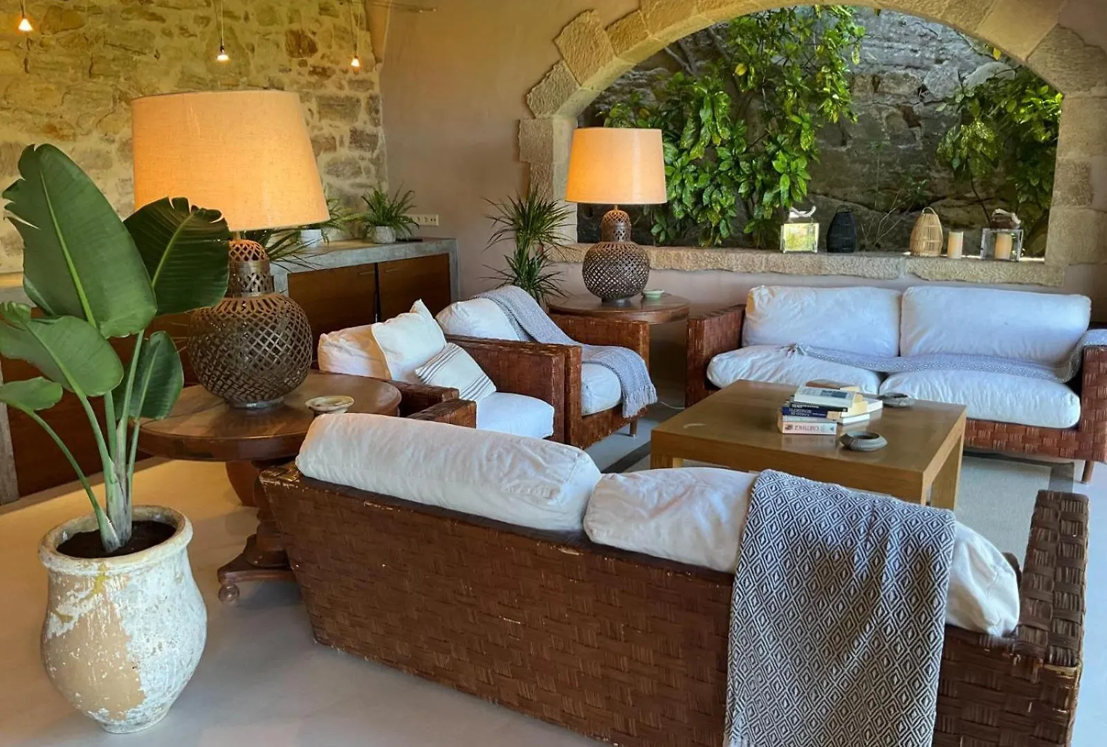 Exclusive & Charming Stone House Villa Pals